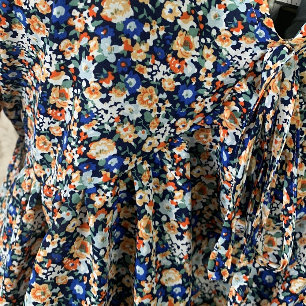 ❌SOLD❌SHEIN Ditzy Floral Top - Picture 3 of 6